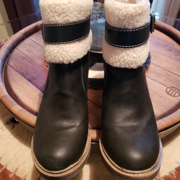 Fun boots by Dirty Laundry! - Picture 2 of 4